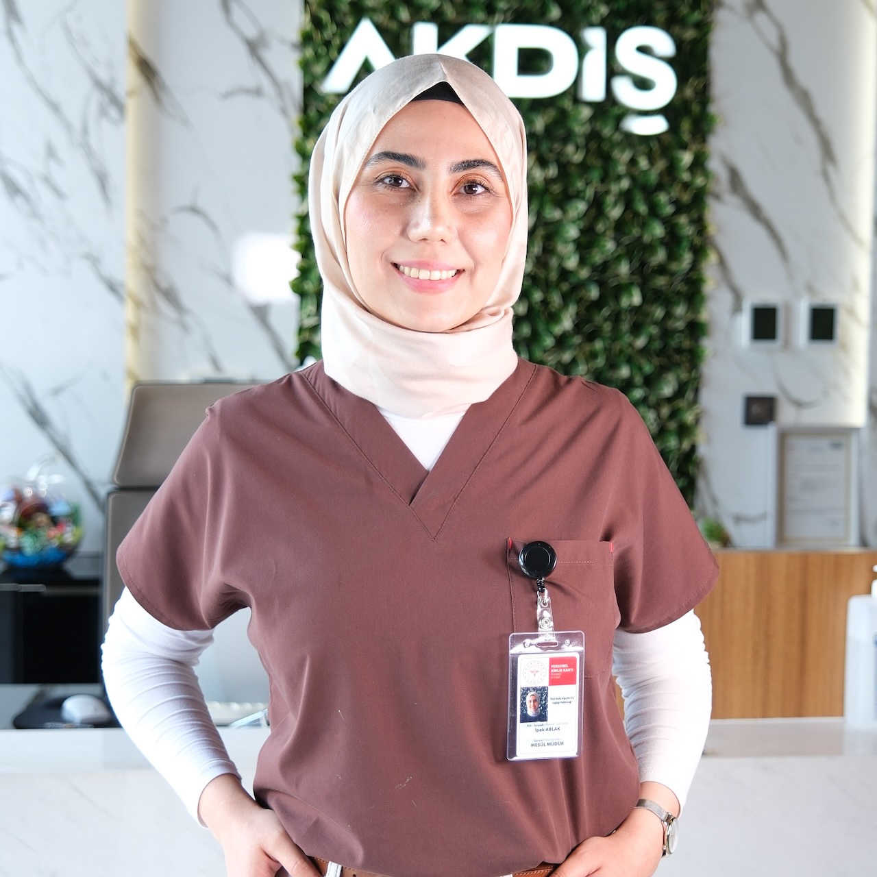 Dt. İpek Ablak2 Dt. İpek Ablak - Estetik Diş Hekimi, Akdiş Kliniği